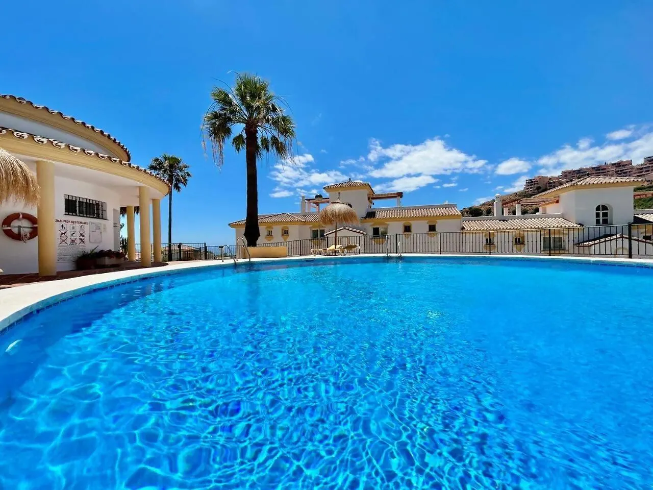 Vistas Al Mar Con Jacuzzi En Calahonda Parking Apartment Sitio de Calahonda